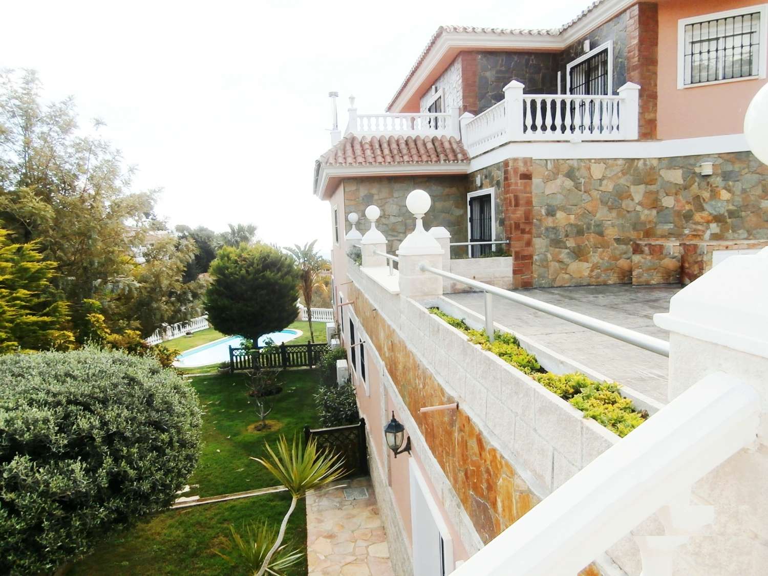 Exclusiva villa independiente con excelentes vistas al mar, situada en una de las mejores zonas residenciales de Benalmadena, La Capellania.