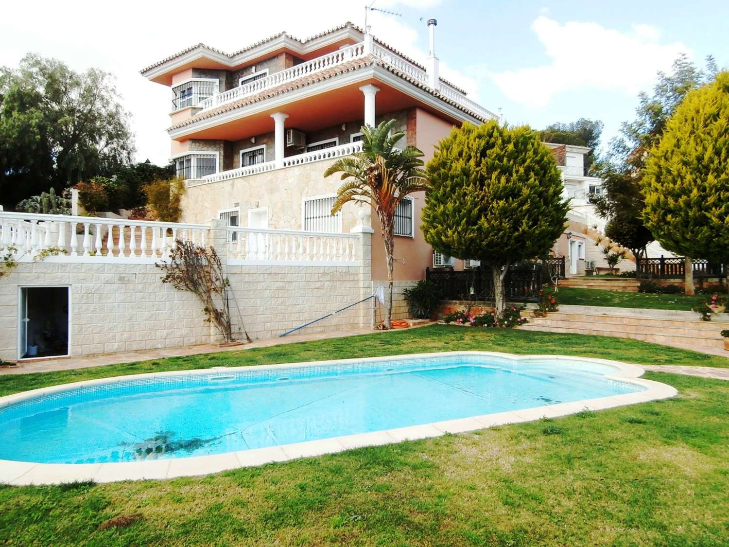 Exklusive unabhängige Villa mit hervorragendem Meerblick in einer der besten Wohngegenden von Benalmadena, La Capellania.