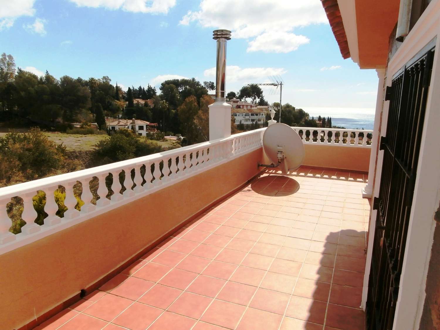 Exklusive unabhängige Villa mit hervorragendem Meerblick in einer der besten Wohngegenden von Benalmadena, La Capellania.
