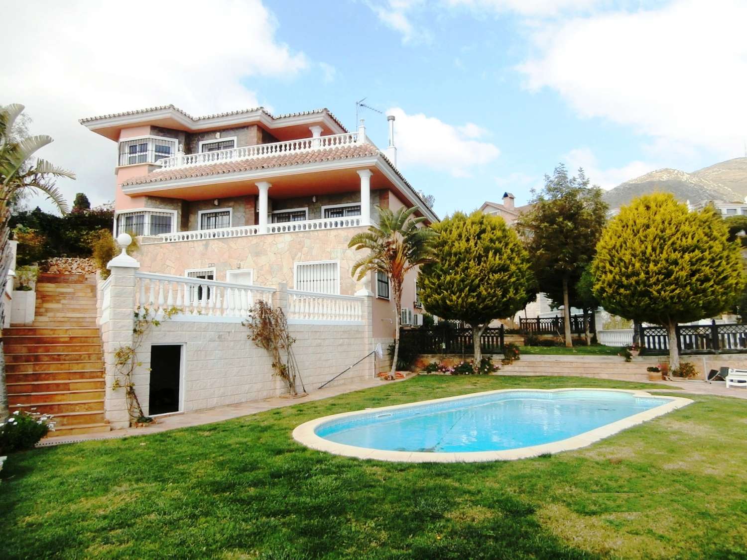 Exklusive unabhängige Villa mit hervorragendem Meerblick in einer der besten Wohngegenden von Benalmadena, La Capellania.