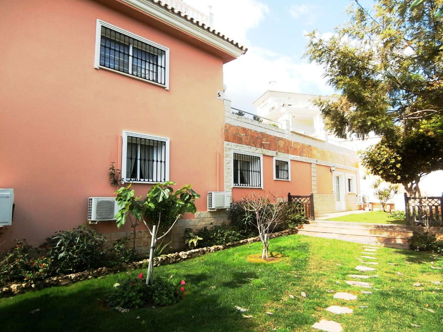 Exklusive unabhängige Villa mit hervorragendem Meerblick in einer der besten Wohngegenden von Benalmadena, La Capellania.