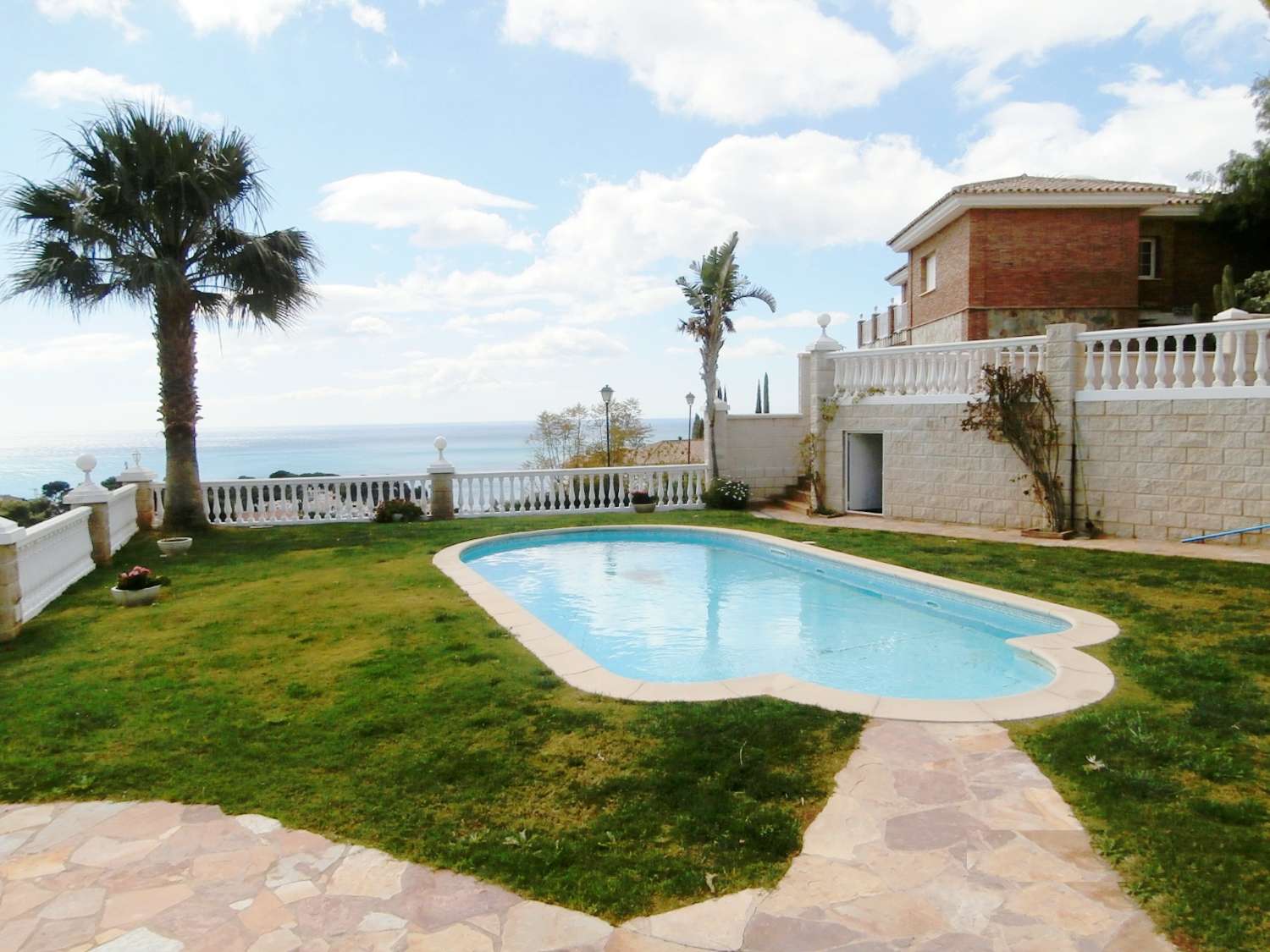 Exklusive unabhängige Villa mit hervorragendem Meerblick in einer der besten Wohngegenden von Benalmadena, La Capellania.