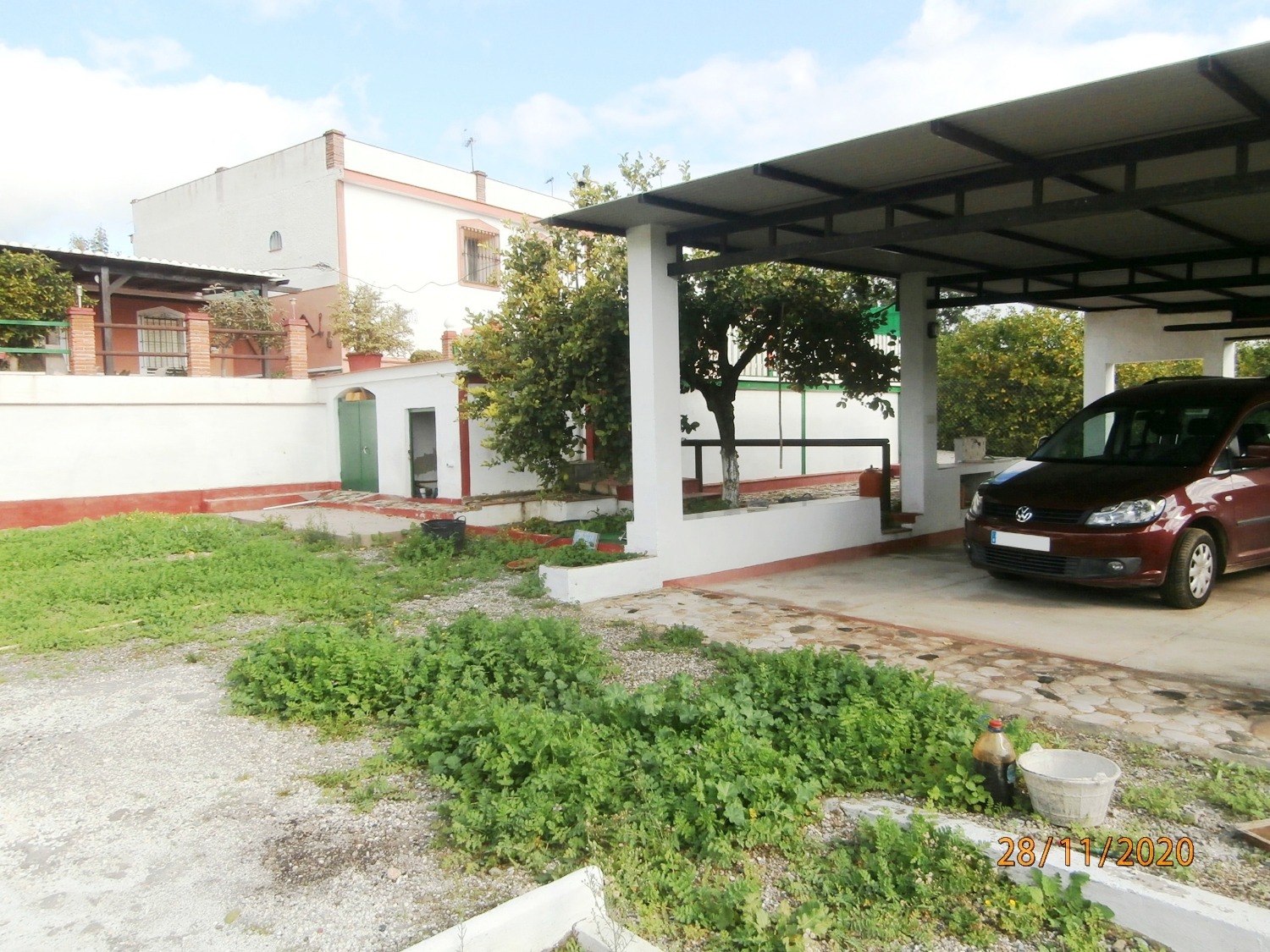 Gran Casa de campo pareada de estilo Andaluz con piscina, terreno cultivable, totalmente vallado 3.220 m2 aprox, buen acceso.