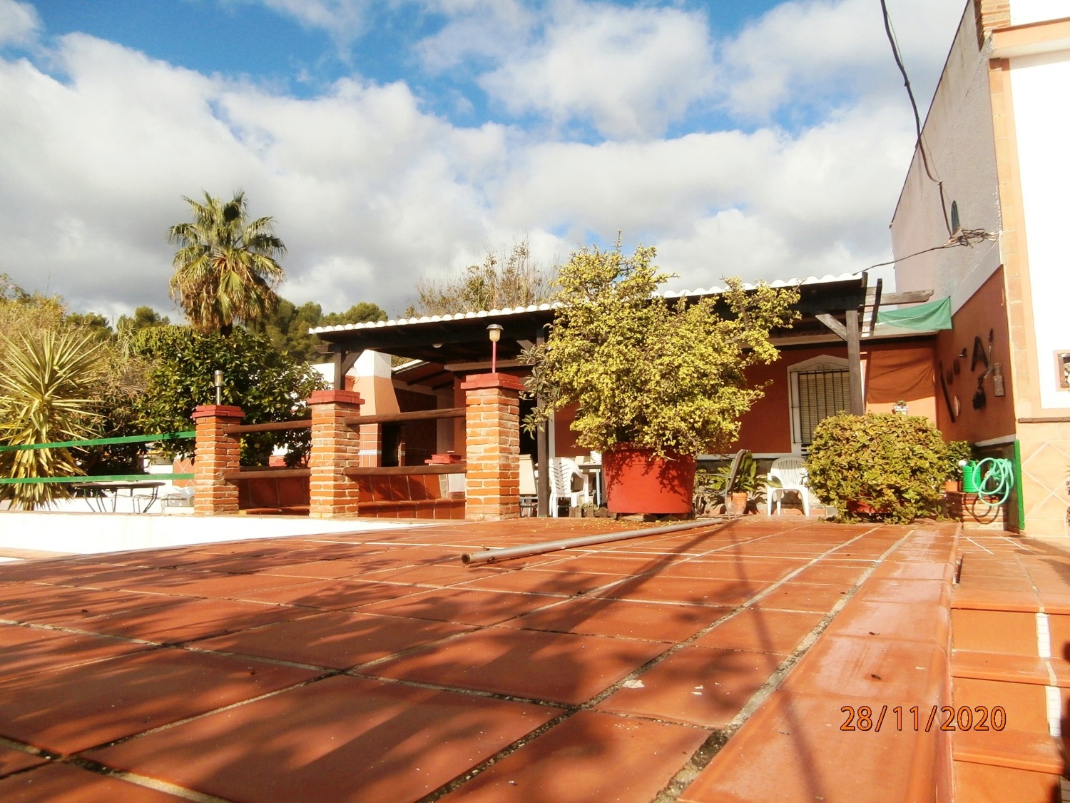 Gran Casa de campo pareada de estilo Andaluz con piscina, terreno cultivable, totalmente vallado 3.220 m2 aprox, buen acceso.
