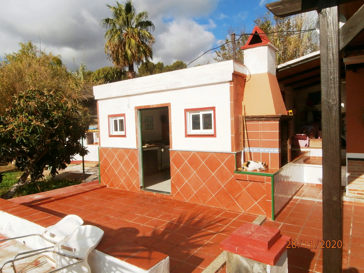 Stor tomannsbolig i andalusisk stil med basseng, dyrkbar mark, fullt inngjerdet ca 3 220 m2, god adkomst.