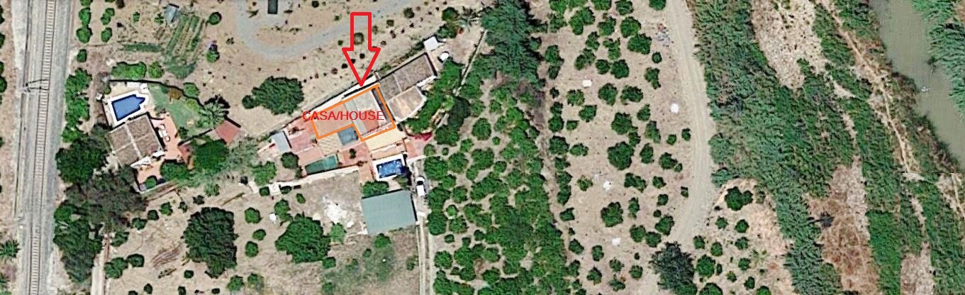 Большой двухквартирный загородный дом в андалузском стиле с бассейном, пахотной землей, полностью огорожен, около 3220 м2, хороший подъезд.