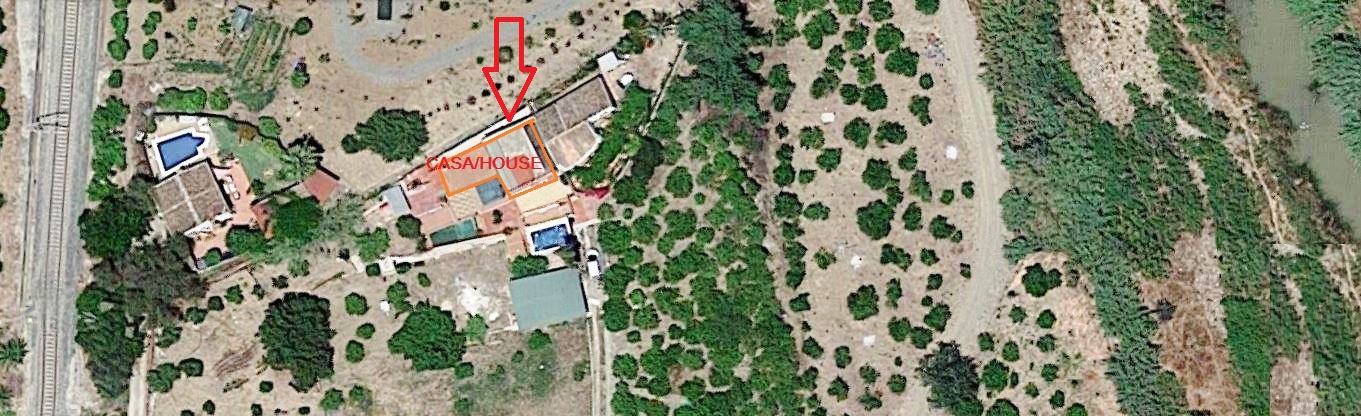 Gran Casa de campo pareada de estilo Andaluz con piscina, terreno cultivable, totalmente vallado 3.220 m2 aprox, buen acceso.