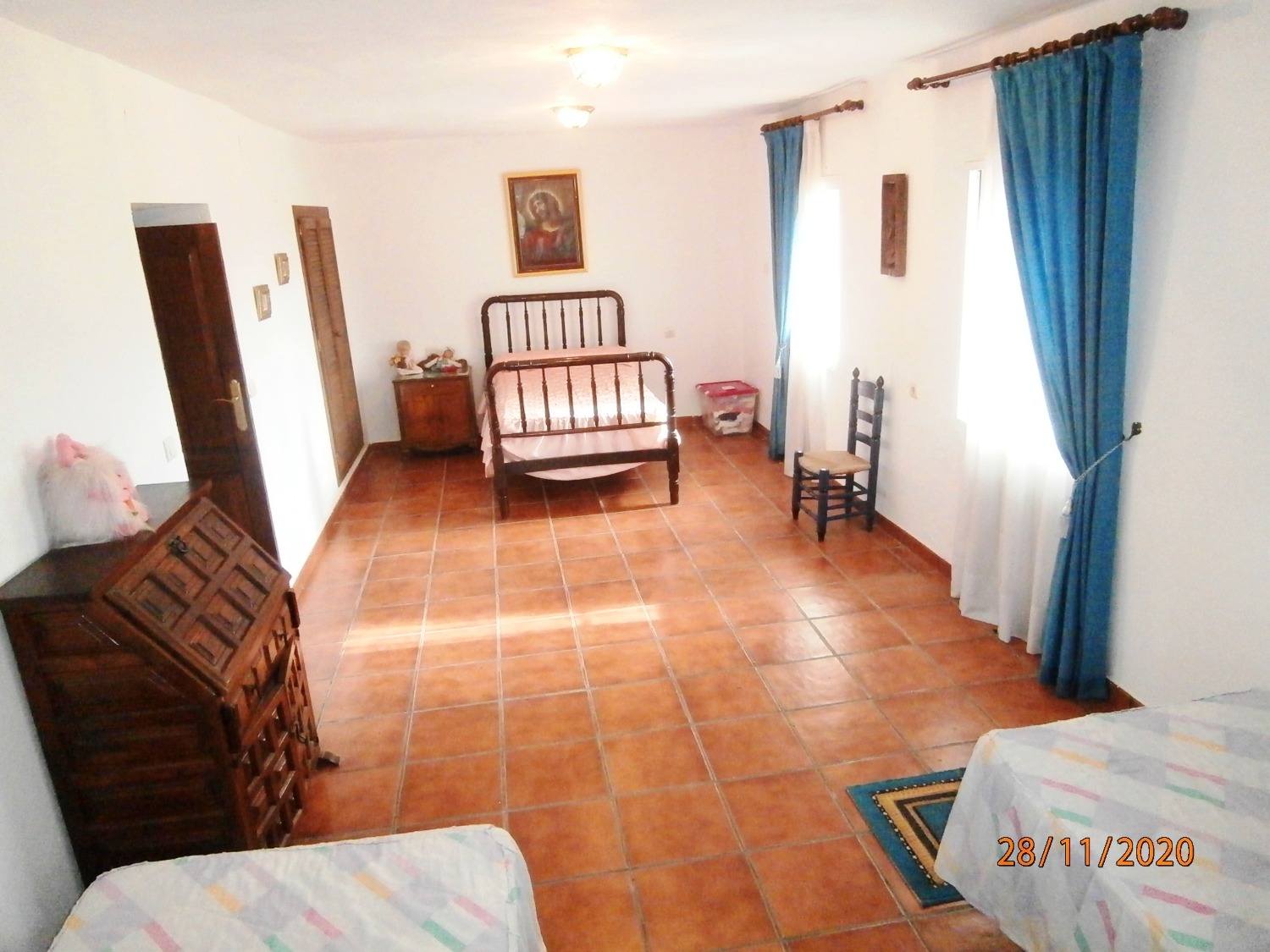 Gran Casa de campo pareada de estilo Andaluz con piscina, terreno cultivable, totalmente vallado 3.220 m2 aprox, buen acceso.