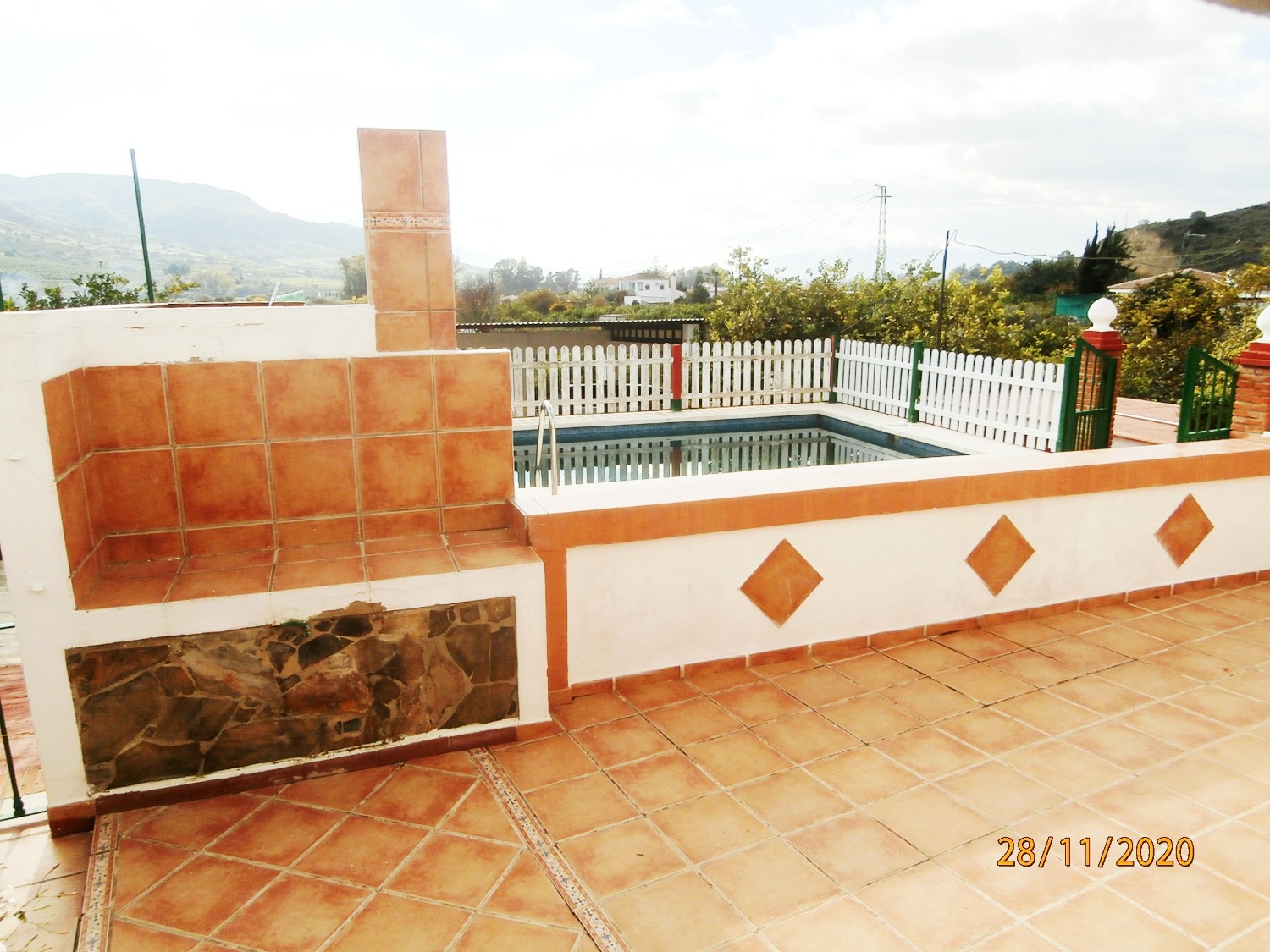 Stort parhus i andalusisk stil med pool, åkermark, helt inhägnad ca 3 220 m2, bra tillgång.