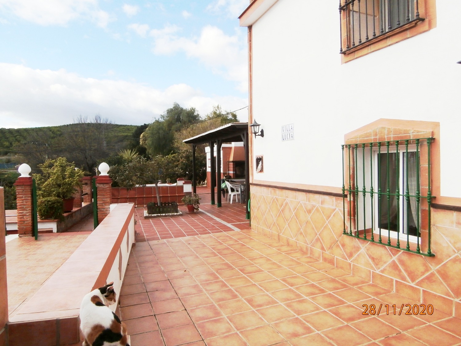 Stort parhus i andalusisk stil med pool, åkermark, helt inhägnad ca 3 220 m2, bra tillgång.