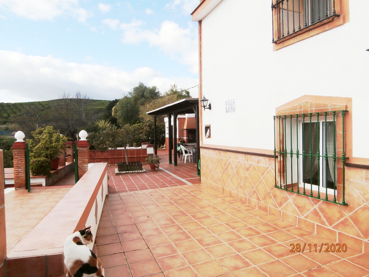 Gran Casa de campo pareada de estilo Andaluz con piscina, terreno cultivable, totalmente vallado 3.220 m2 aprox, buen acceso.