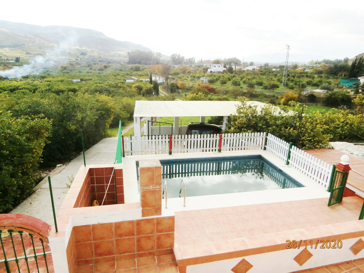Grande maison de campagne jumelée de style andalou avec piscine, terrain arable, entièrement clôturé de 3 220 m2 environ, bon accès.