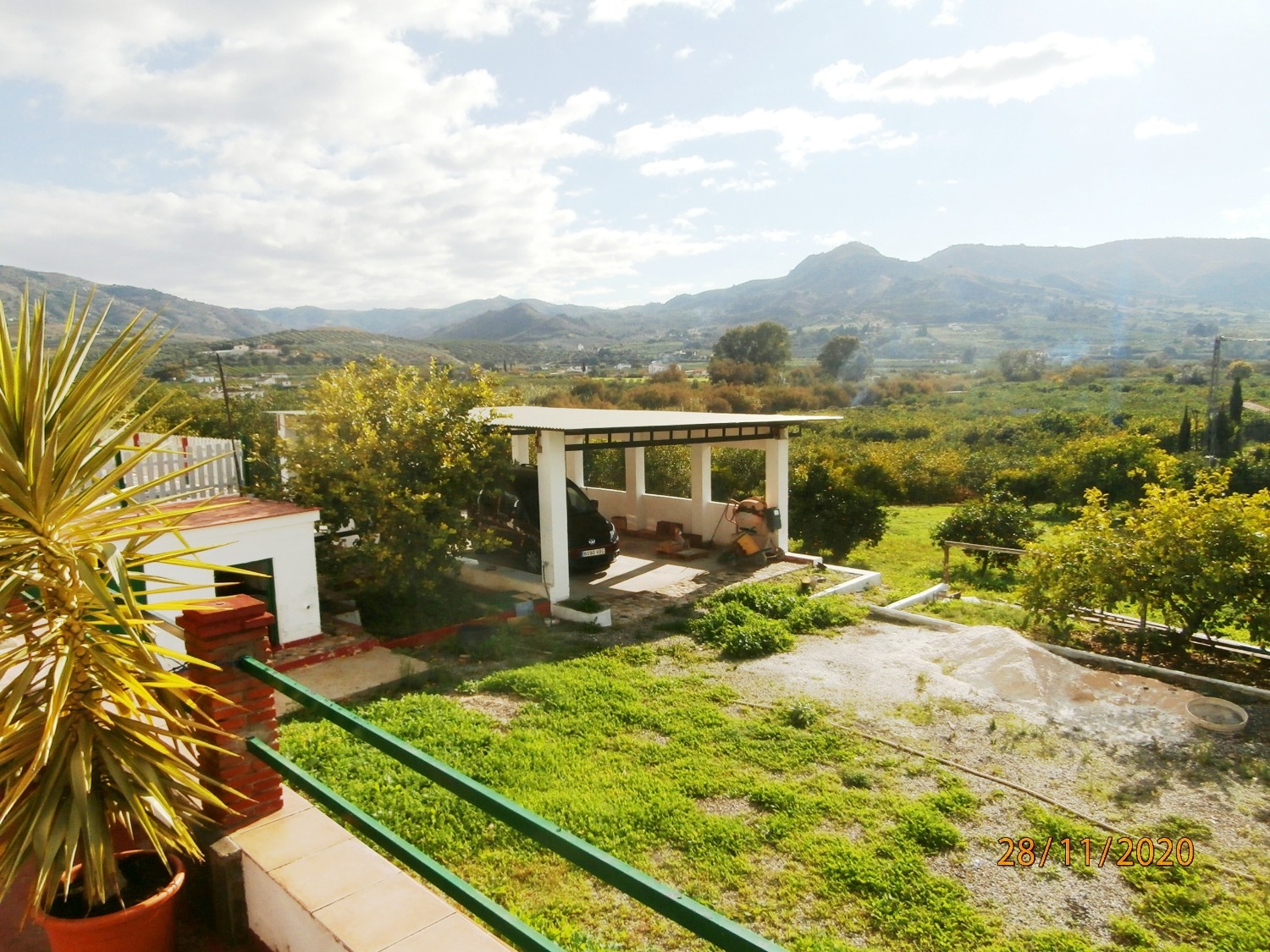 Gran Casa de campo pareada de estilo Andaluz con piscina, terreno cultivable, totalmente vallado 3.220 m2 aprox, buen acceso.