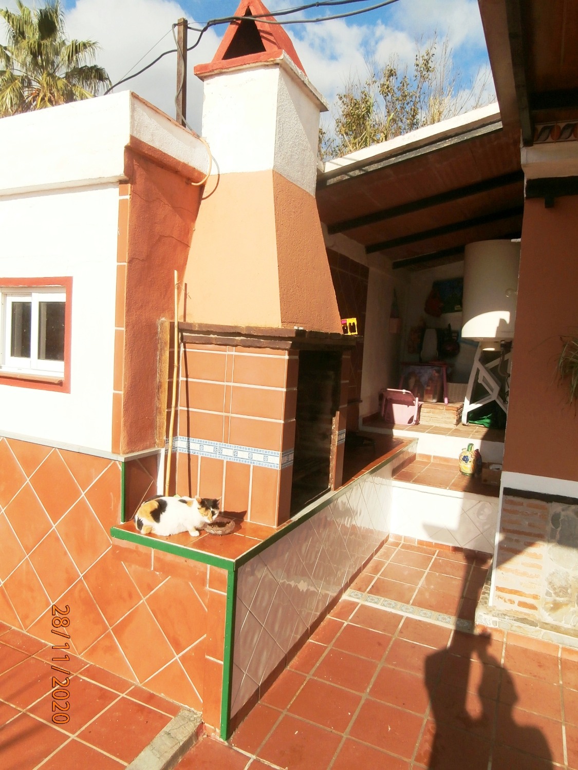 Gran Casa de campo pareada de estilo Andaluz con piscina, terreno cultivable, totalmente vallado 3.220 m2 aprox, buen acceso.