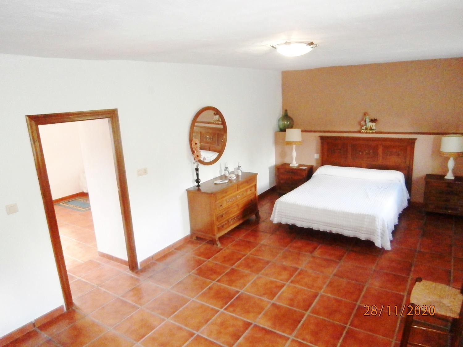 Gran Casa de campo pareada de estilo Andaluz con piscina, terreno cultivable, totalmente vallado 3.220 m2 aprox, buen acceso.
