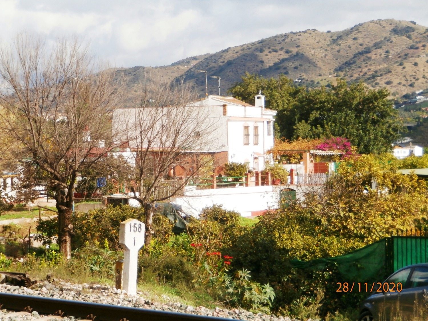 Gran Casa de campo pareada de estilo Andaluz con piscina, terreno cultivable, totalmente vallado 3.220 m2 aprox, buen acceso.