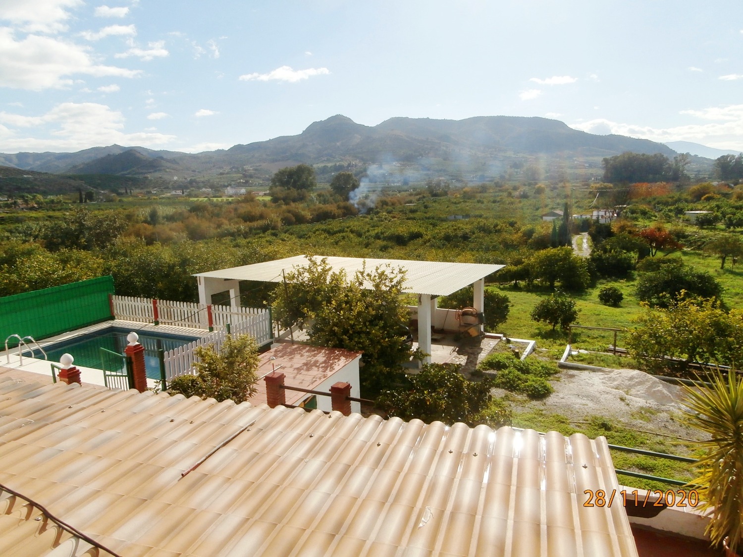 Gran Casa de campo pareada de estilo Andaluz con piscina, terreno cultivable, totalmente vallado 3.220 m2 aprox, buen acceso.
