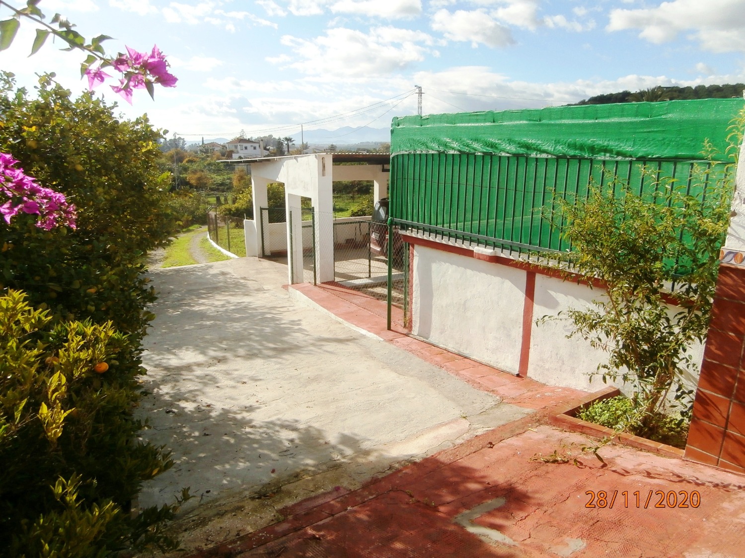 Gran Casa de campo pareada de estilo Andaluz con piscina, terreno cultivable, totalmente vallado 3.220 m2 aprox, buen acceso.