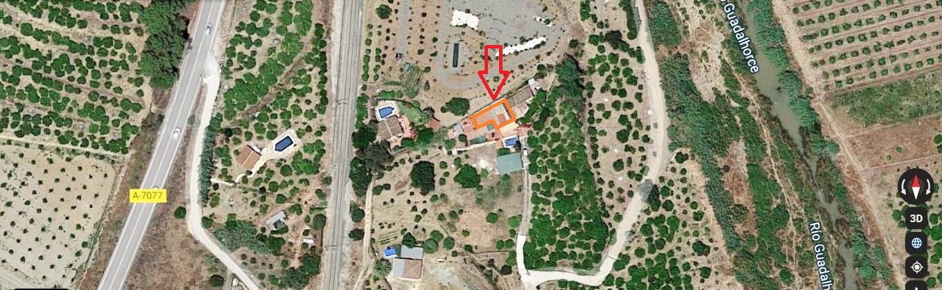 Gran Casa de campo pareada de estilo Andaluz con piscina, terreno cultivable, totalmente vallado 3.220 m2 aprox, buen acceso.