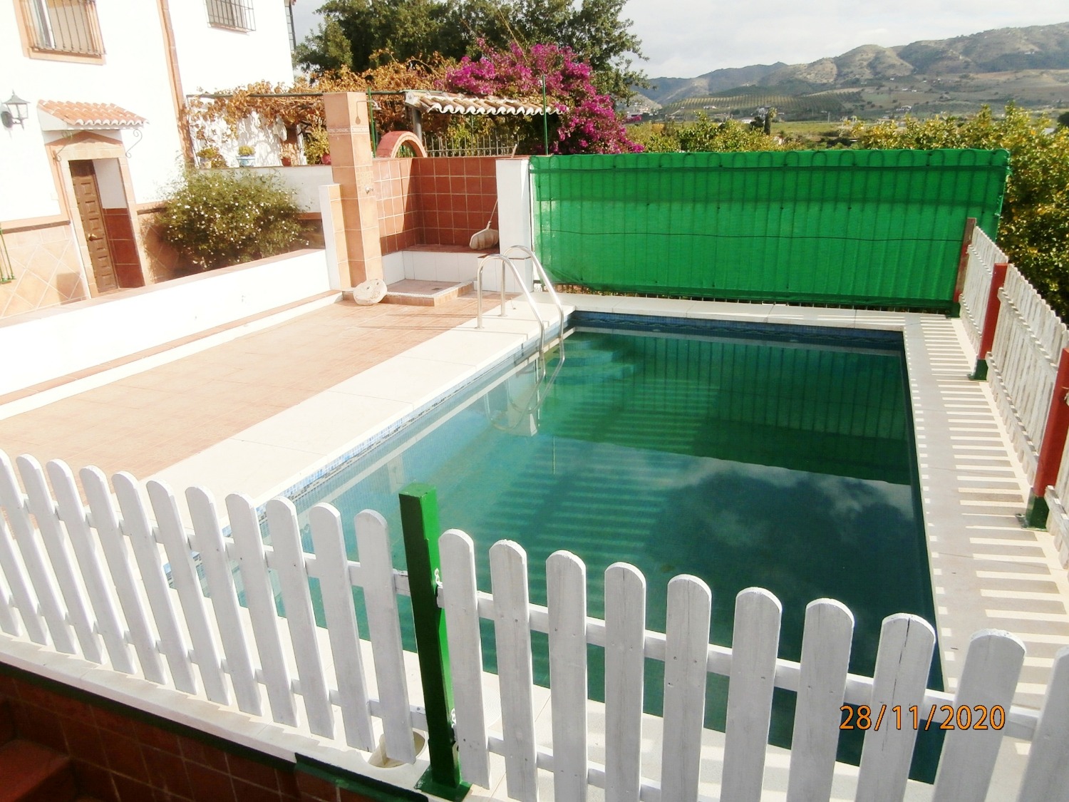 Stor tomannsbolig i andalusisk stil med basseng, dyrkbar mark, fullt inngjerdet ca 3 220 m2, god adkomst.