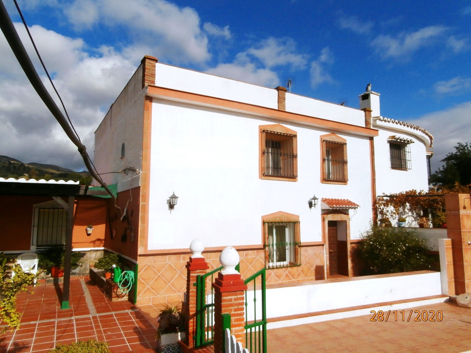 Gran Casa de campo pareada de estilo Andaluz con piscina, terreno cultivable, totalmente vallado 3.220 m2 aprox, buen acceso.