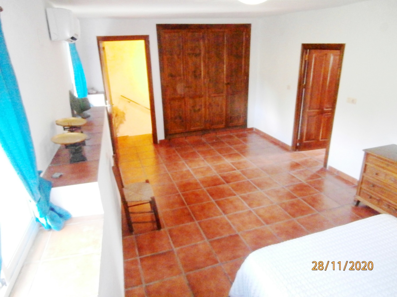 Gran Casa de campo pareada de estilo Andaluz con piscina, terreno cultivable, totalmente vallado 3.220 m2 aprox, buen acceso.