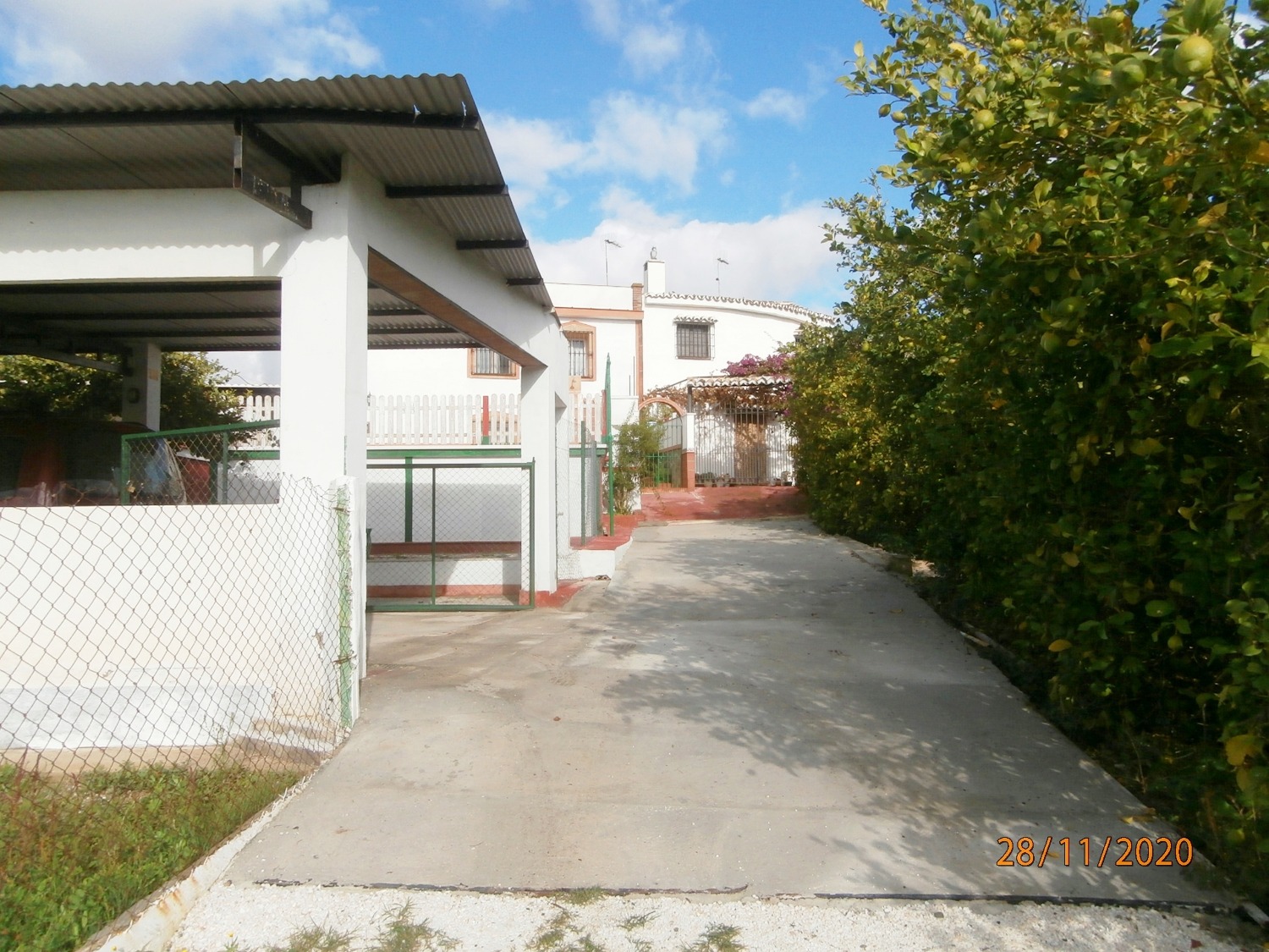 Gran Casa de campo pareada de estilo Andaluz con piscina, terreno cultivable, totalmente vallado 3.220 m2 aprox, buen acceso.