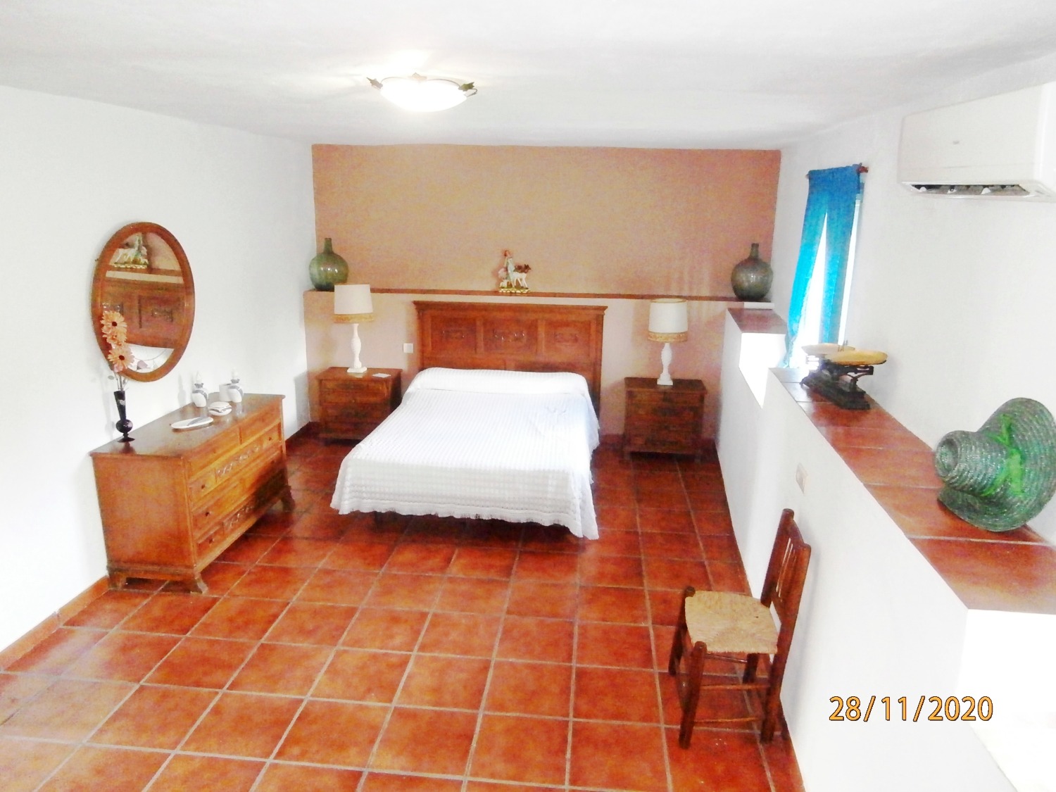 Gran Casa de campo pareada de estilo Andaluz con piscina, terreno cultivable, totalmente vallado 3.220 m2 aprox, buen acceso.