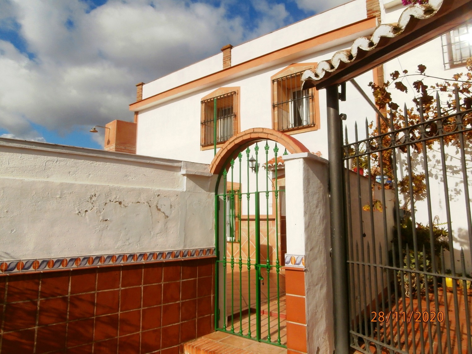 Gran Casa de campo pareada de estilo Andaluz con piscina, terreno cultivable, totalmente vallado 3.220 m2 aprox, buen acceso.
