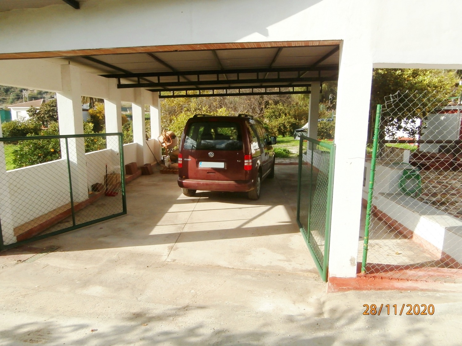 Gran Casa de campo pareada de estilo Andaluz con piscina, terreno cultivable, totalmente vallado 3.220 m2 aprox, buen acceso.