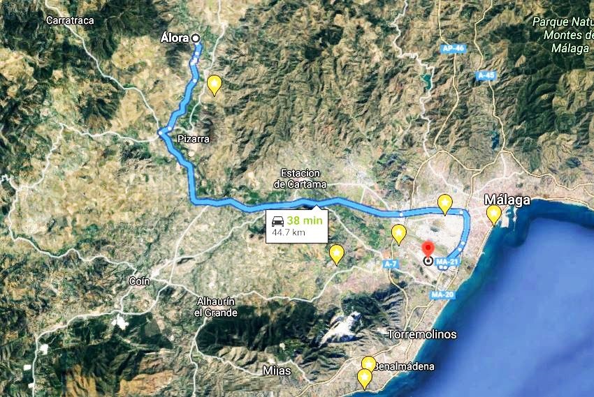 Gran Casa de campo pareada de estilo Andaluz con piscina, terreno cultivable, totalmente vallado 3.220 m2 aprox, buen acceso.