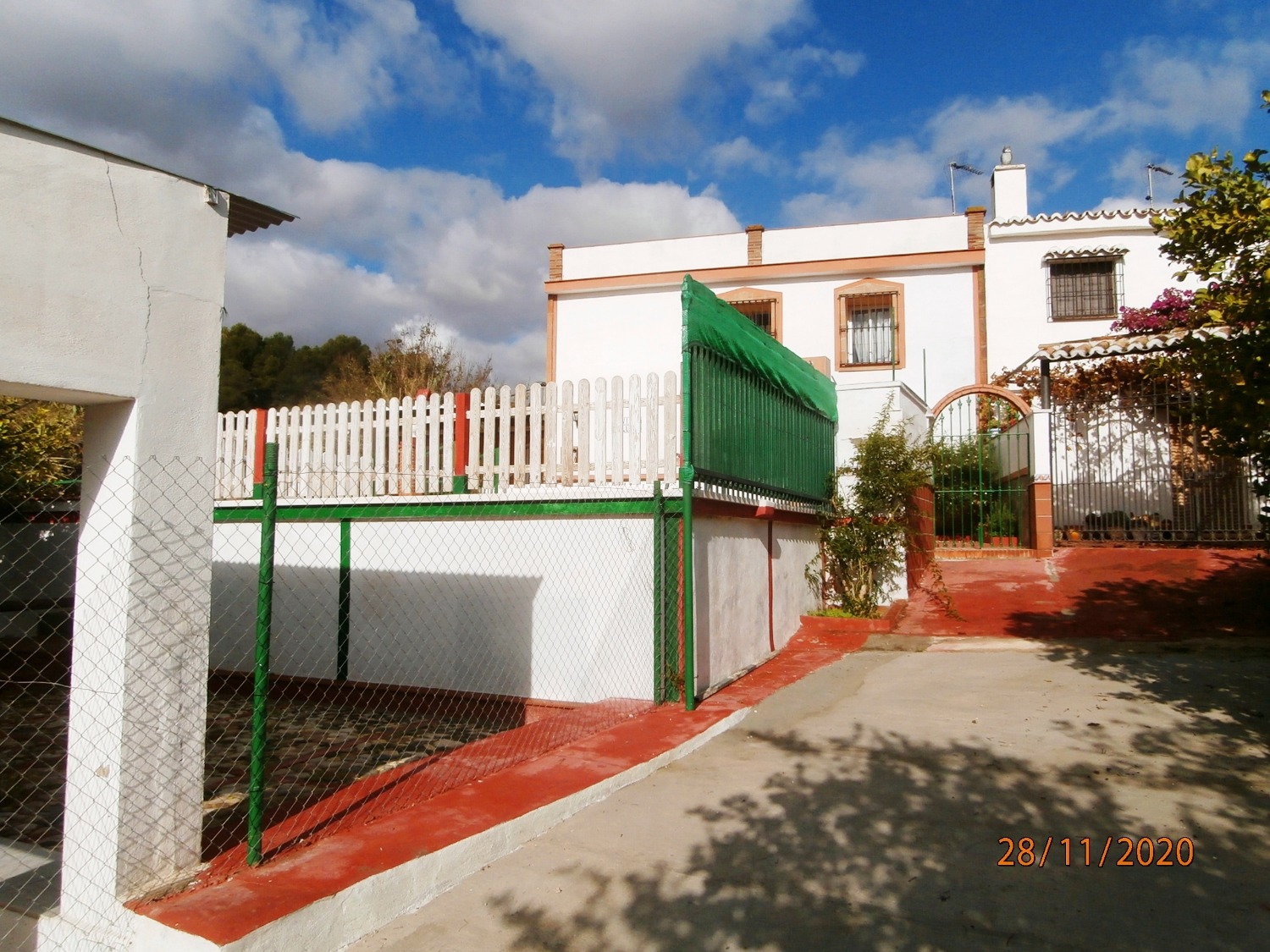 Gran Casa de campo pareada de estilo Andaluz con piscina, terreno cultivable, totalmente vallado 3.220 m2 aprox, buen acceso.
