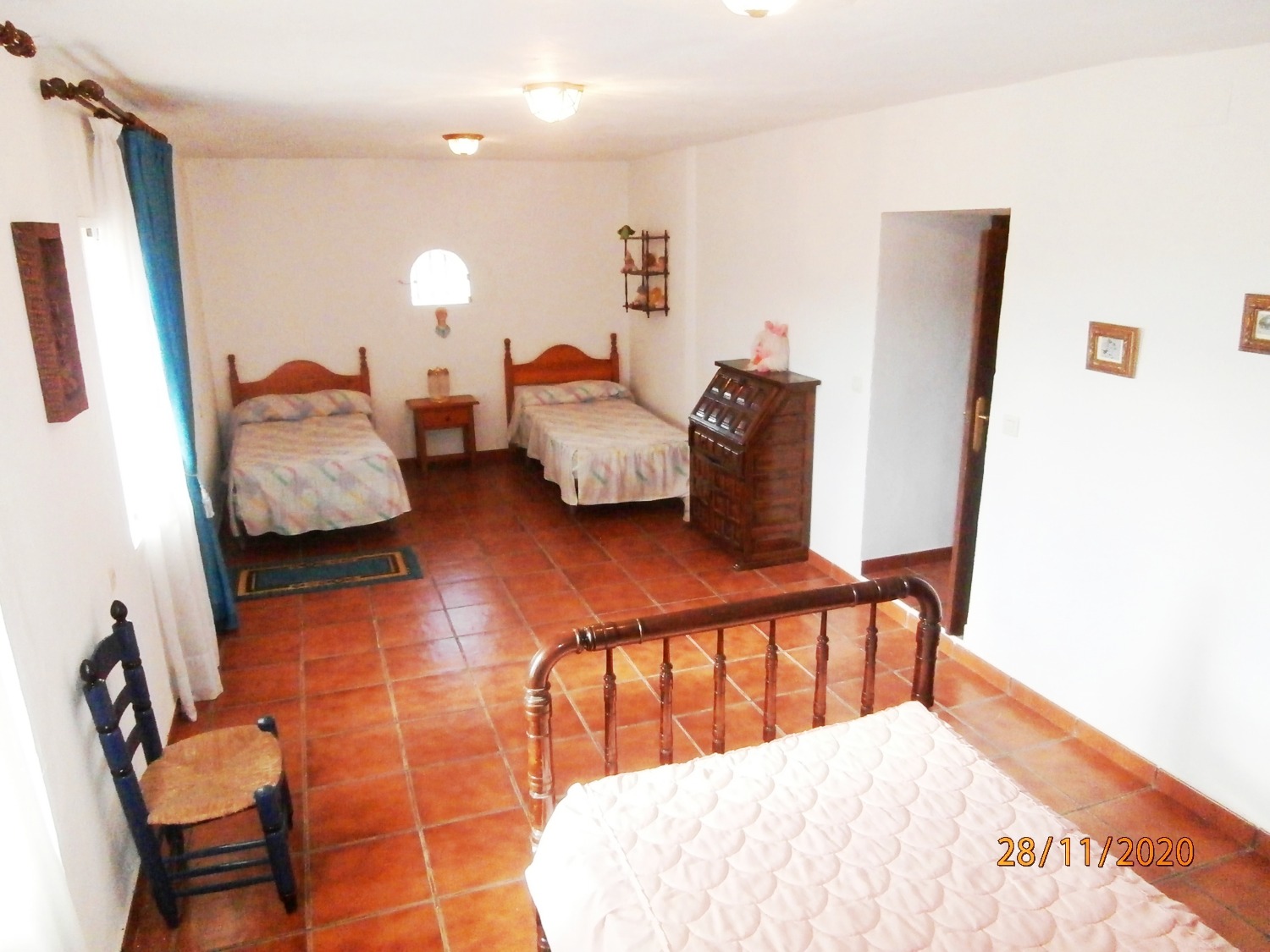 Gran Casa de campo pareada de estilo Andaluz con piscina, terreno cultivable, totalmente vallado 3.220 m2 aprox, buen acceso.