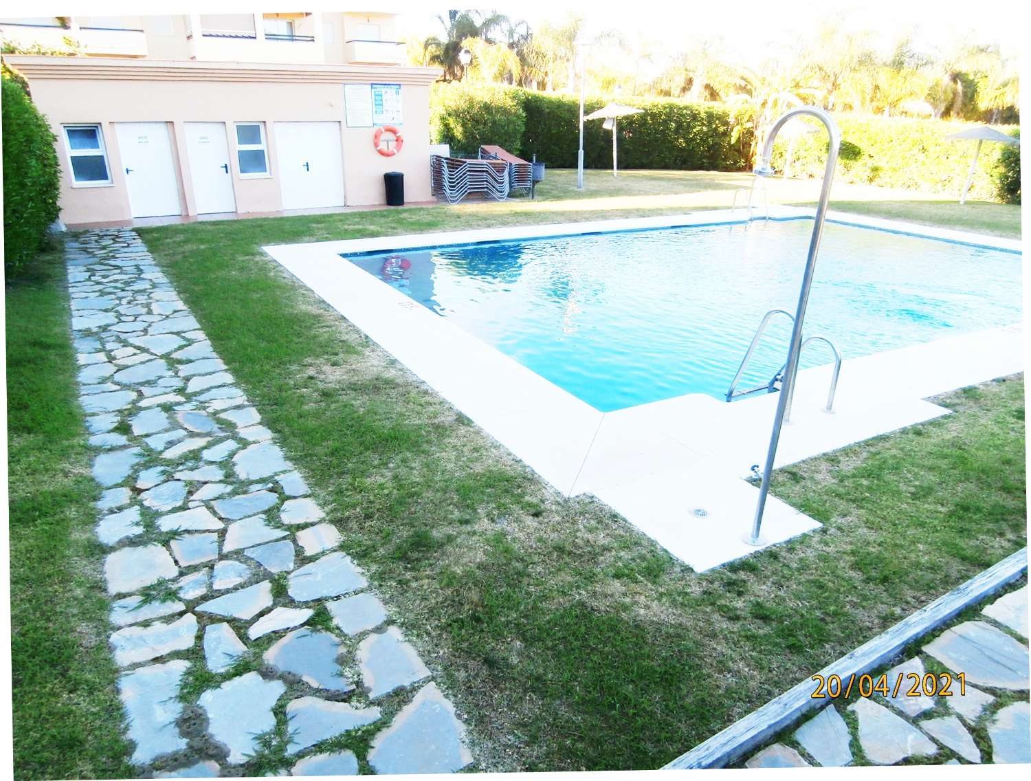 Excellent ground floor apartment with large garden for sale located in the area of Cancelada Estepona, 13 km from Puerto Banus.