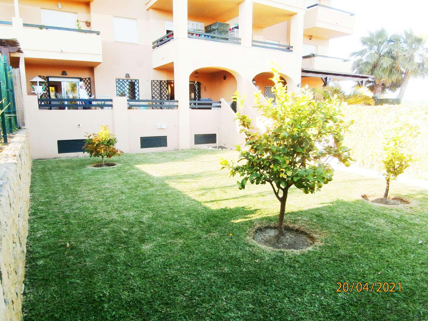 OPORTUNIDAD, recién reformado apartamento, planta baja con gran jardín en venta, zona de Cancelada Estepona, a 13 km de Puerto Banús.