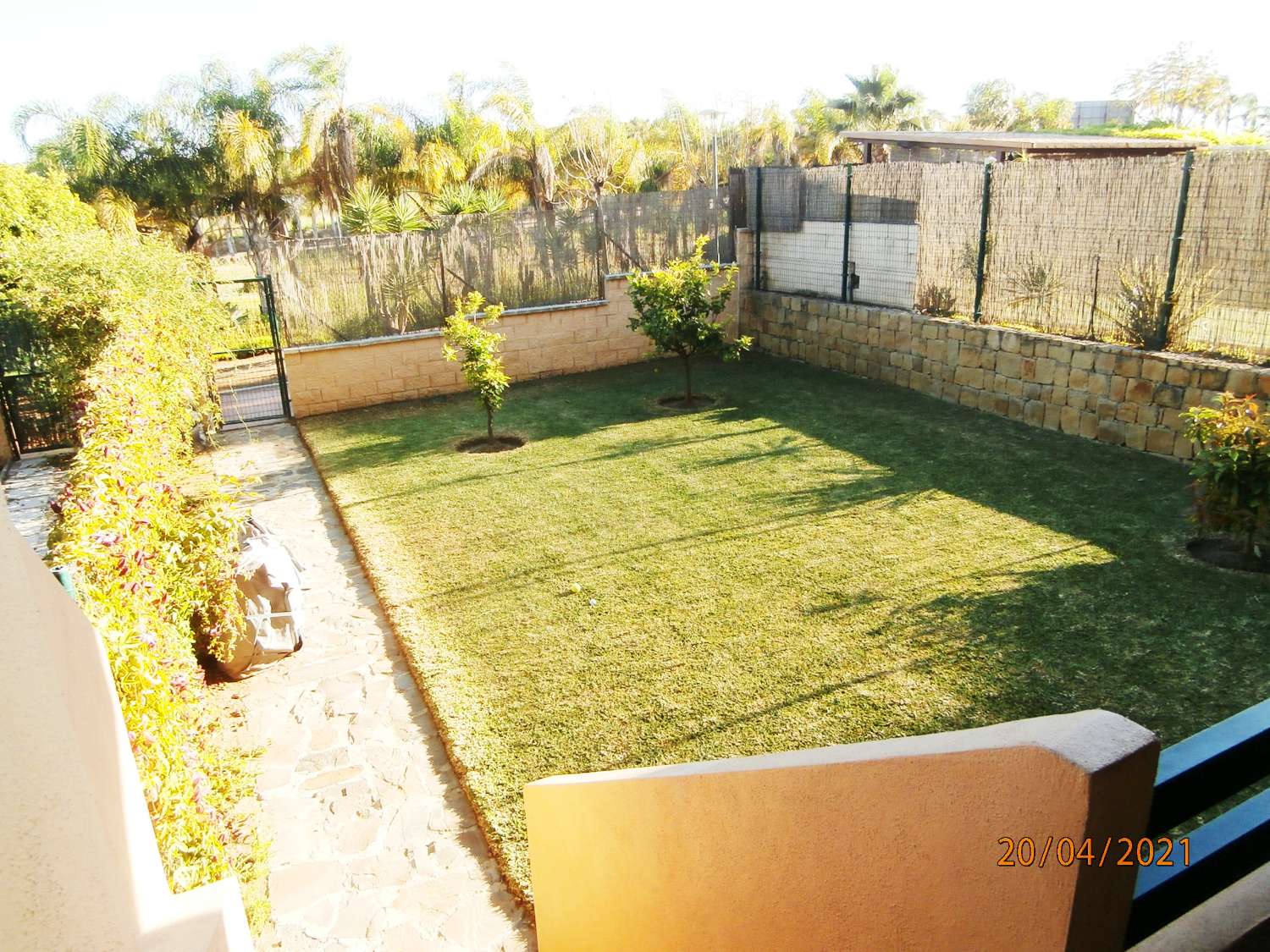 OPORTUNIDAD, recién reformado apartamento, planta baja con gran jardín en venta, zona de Cancelada Estepona, a 13 km de Puerto Banús.