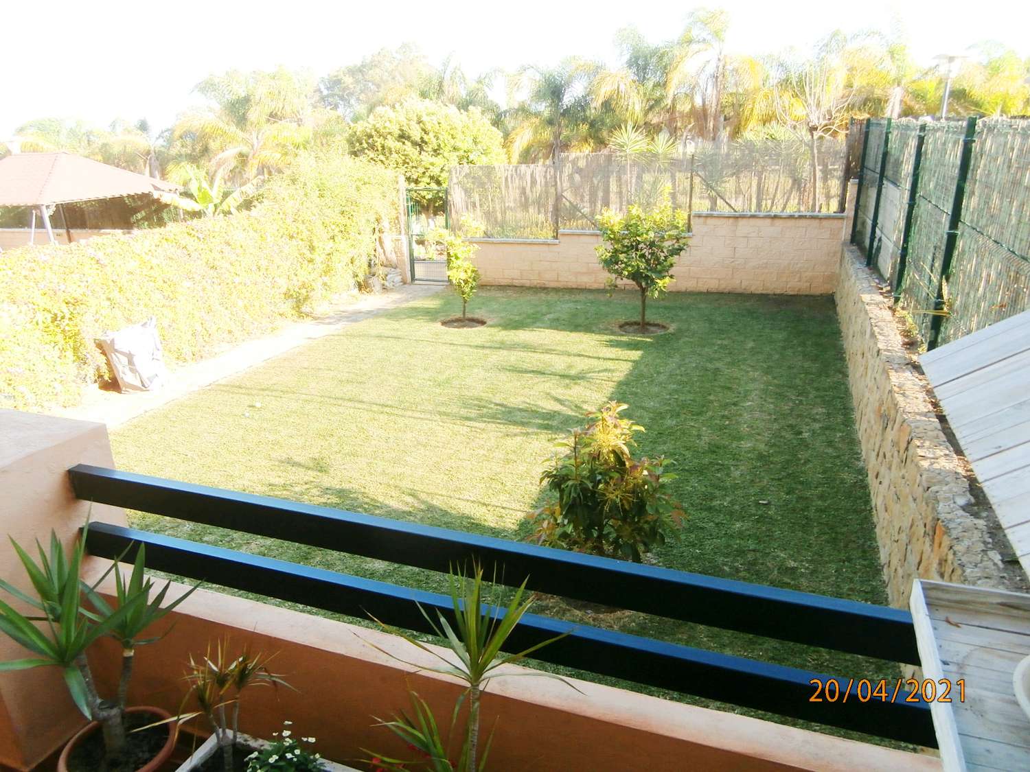 OPORTUNIDAD, recién reformado apartamento, planta baja con gran jardín en venta, zona de Cancelada Estepona, a 13 km de Puerto Banús.
