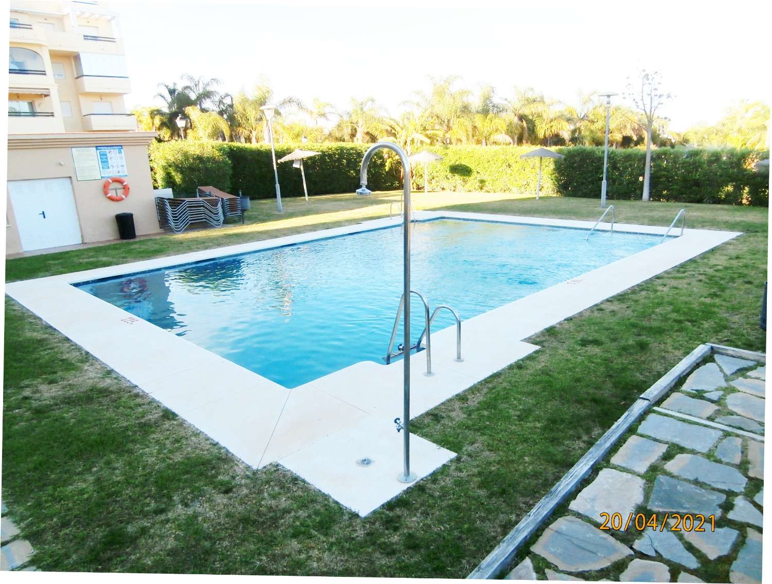 OPORTUNIDAD, recién reformado apartamento, planta baja con gran jardín en venta, zona de Cancelada Estepona, a 13 km de Puerto Banús.