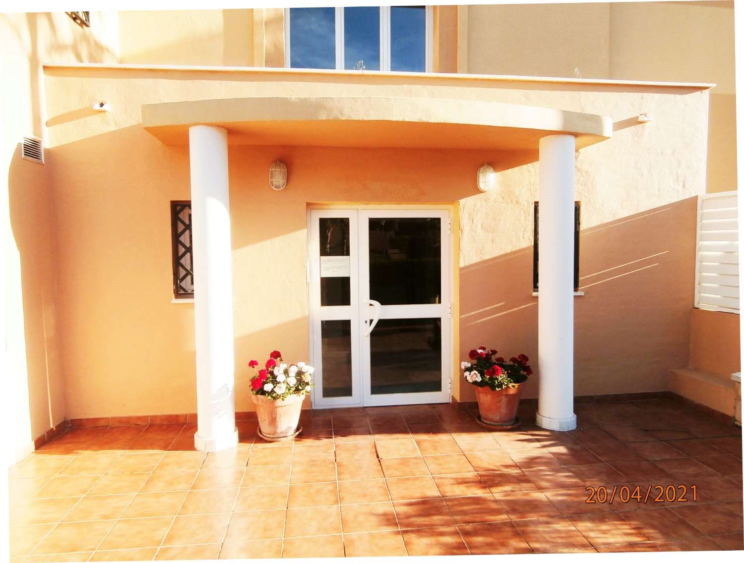 OPORTUNIDAD, recién reformado apartamento, planta baja con gran jardín en venta, zona de Cancelada Estepona, a 13 km de Puerto Banús.