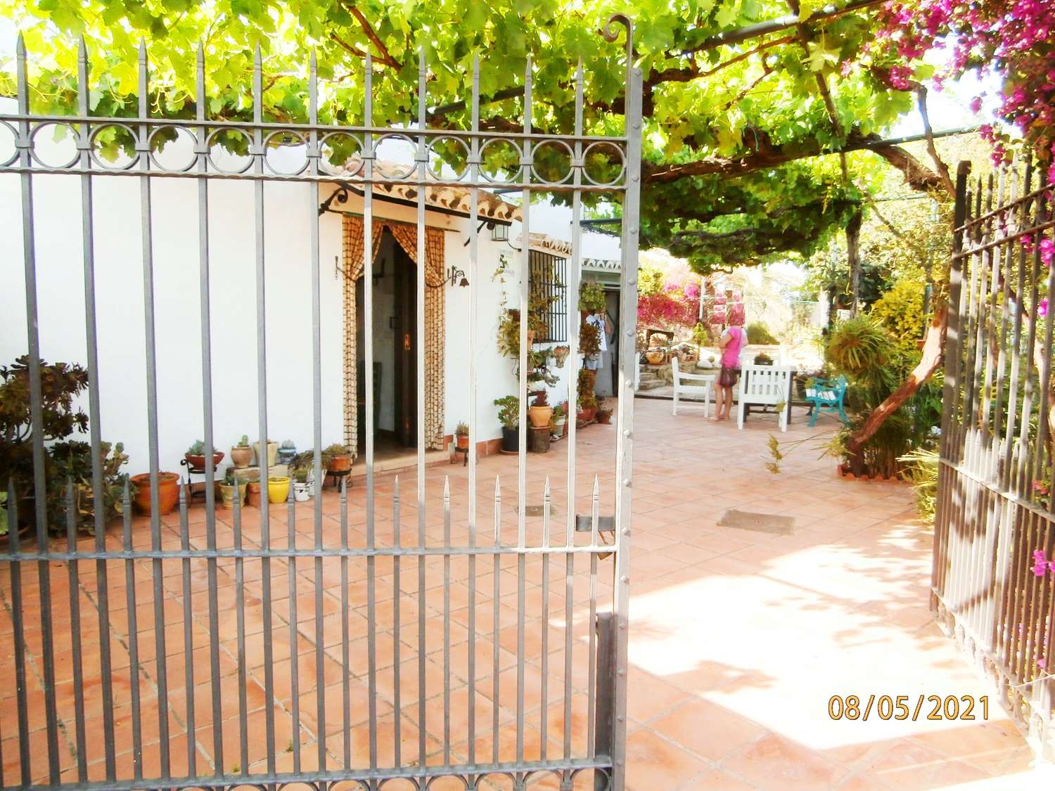 Casa de campo pareada en excelente estado, estilo Andaluz con plantación de cítricos, pozo propio, terreno y huerto, totalmente vallado y buen acceso.
