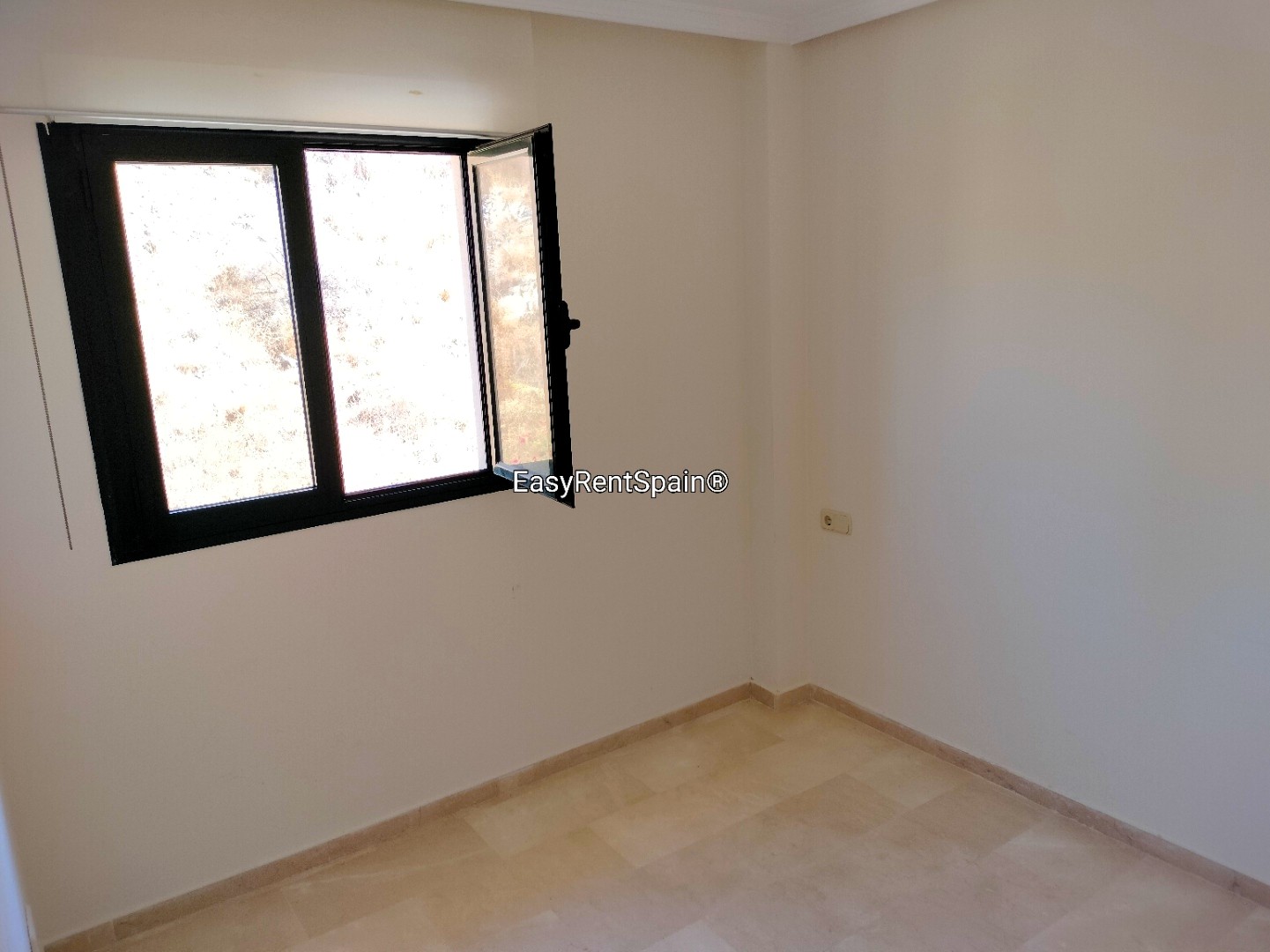 PENTHOUSE FOR LONG-TERM RENTAL (UNFURNISHED). NO AGENCIES.