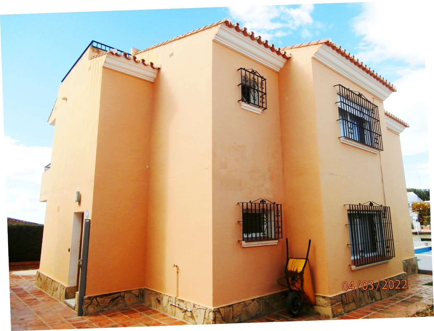 Detached villa with pool, sea views, great potential, needs several finishes, ORIGINAL PRICE €540,000.