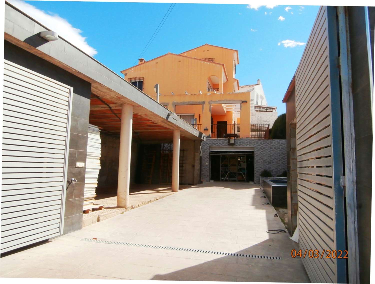 Detached villa with pool, sea views, great potential, needs several finishes, ORIGINAL PRICE €540,000.