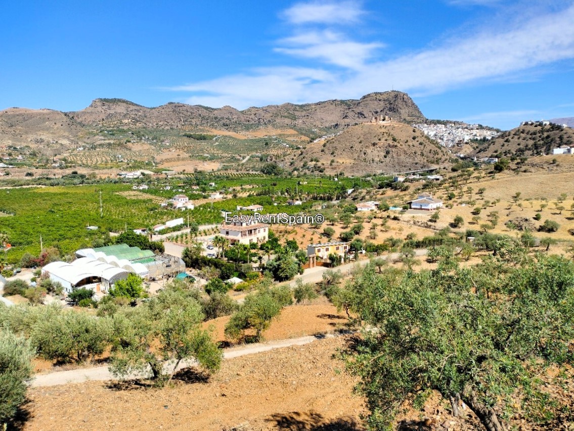 LONG TERM RENTAL, Wonderful Villa, swimming pool, barbecue area and ample parking, very close to Álora.