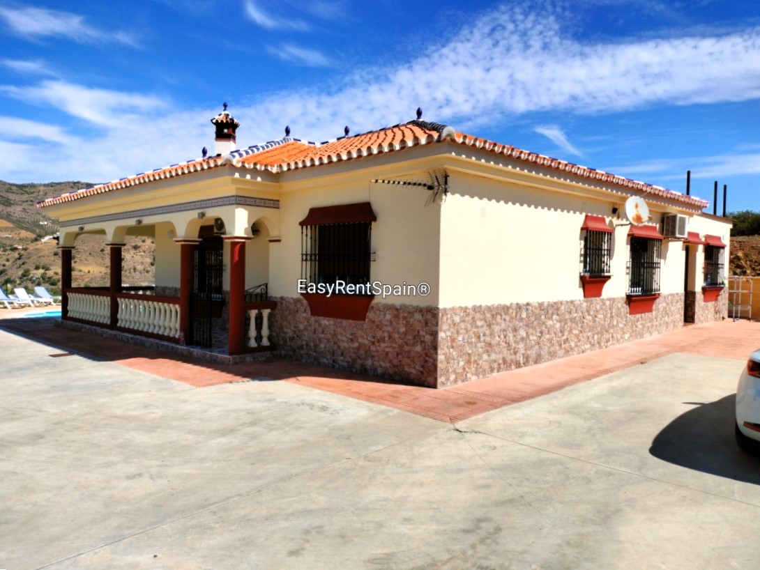 LONG TERM RENTAL, Wonderful Villa, swimming pool, barbecue area and ample parking, very close to Álora.