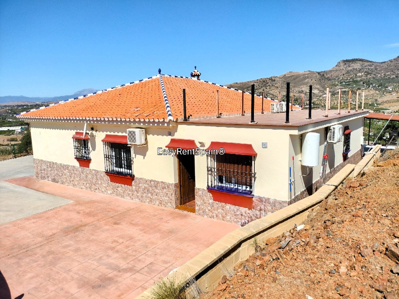 LONG TERM RENTAL, Wonderful Villa, swimming pool, barbecue area and ample parking, very close to Álora.
