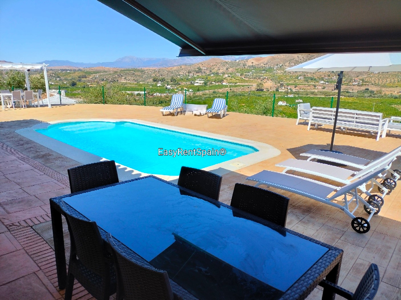 LONG TERM RENTAL, Wonderful Villa, swimming pool, barbecue area and ample parking, very close to Álora.