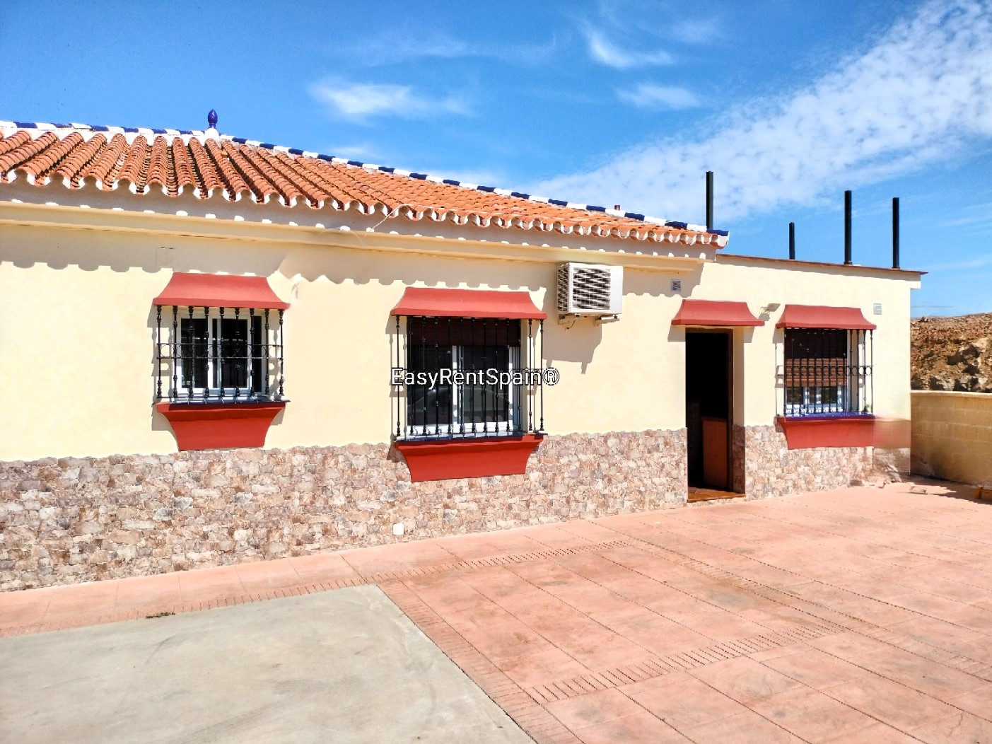 LONG TERM RENTAL, Wonderful Villa, swimming pool, barbecue area and ample parking, very close to Álora.