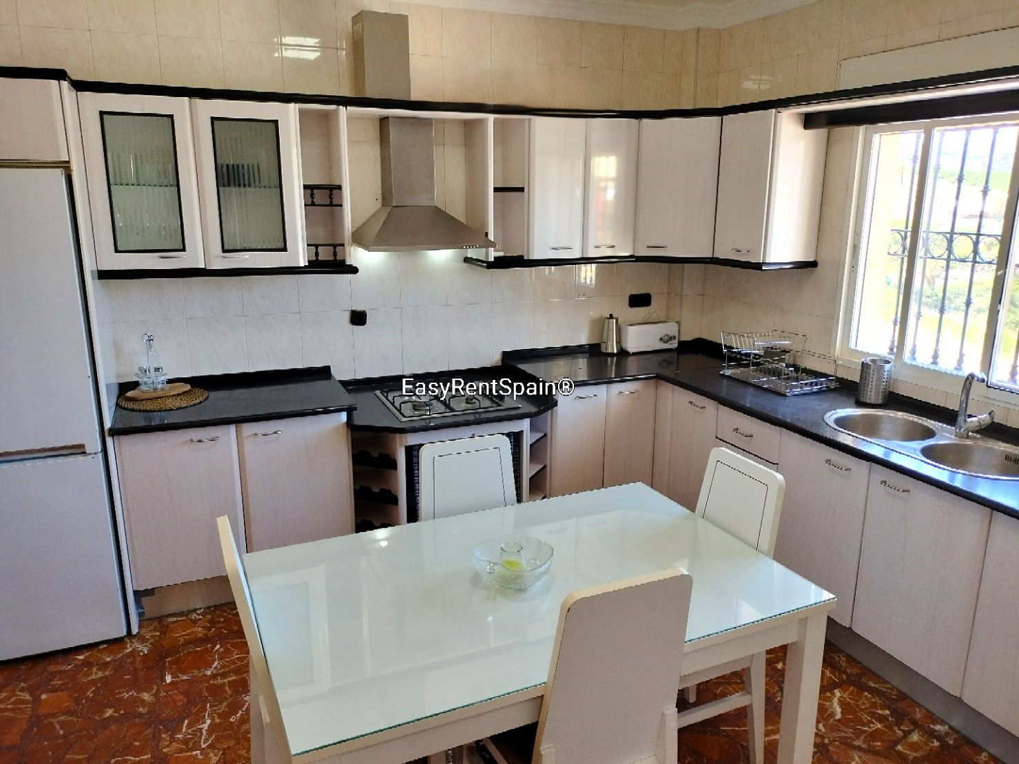 LONG TERM RENTAL, Wonderful Villa, swimming pool, barbecue area and ample parking, very close to Álora.