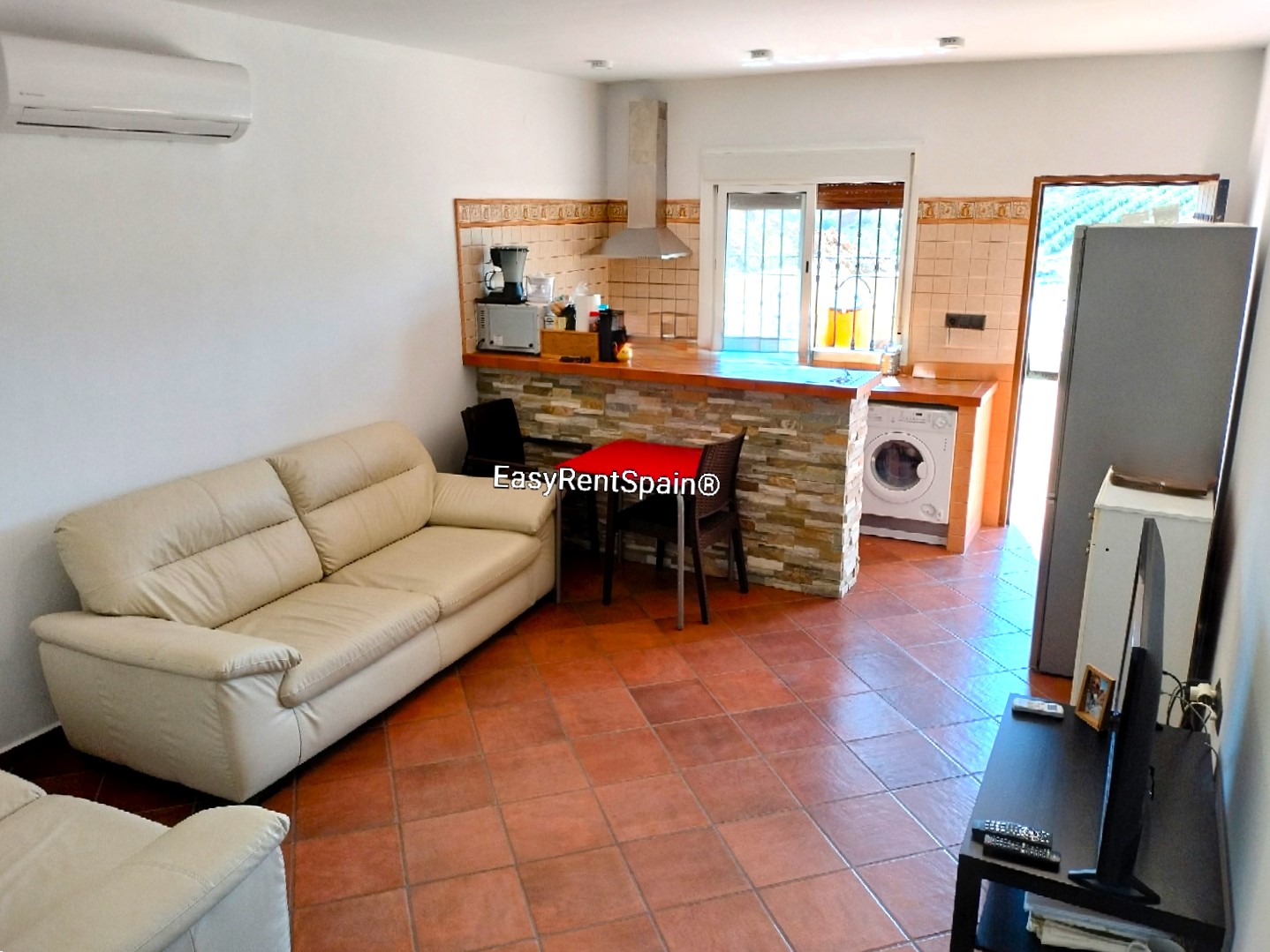 LONG TERM RENTAL, Wonderful Villa, swimming pool, barbecue area and ample parking, very close to Álora.